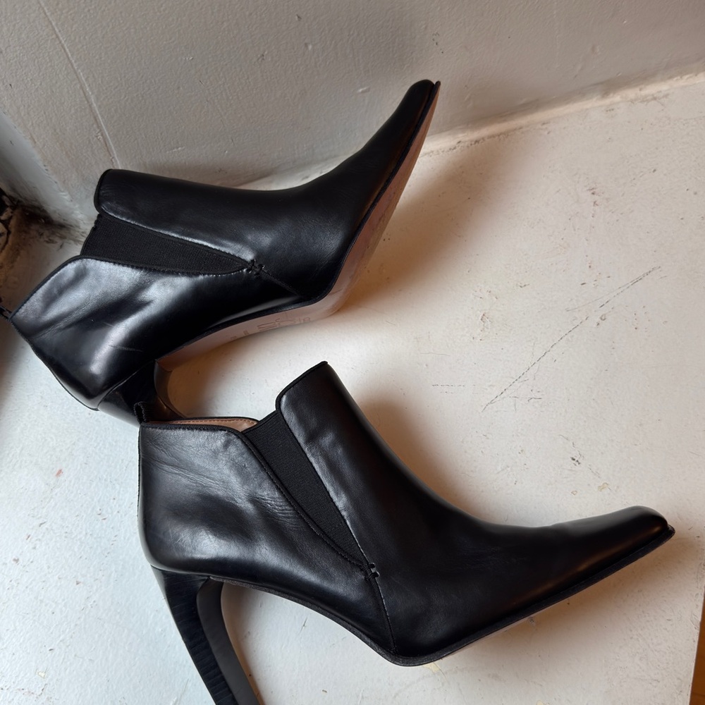 JOAN & DAVID VINTAGE 90S SQUARE TOE HEELED CHELSEA BOOTS - black leather 8.5 ❤️